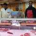In fondo al negozio  poi collocata la macelleria che offre proprio quella carne halal ambita dai musulmani